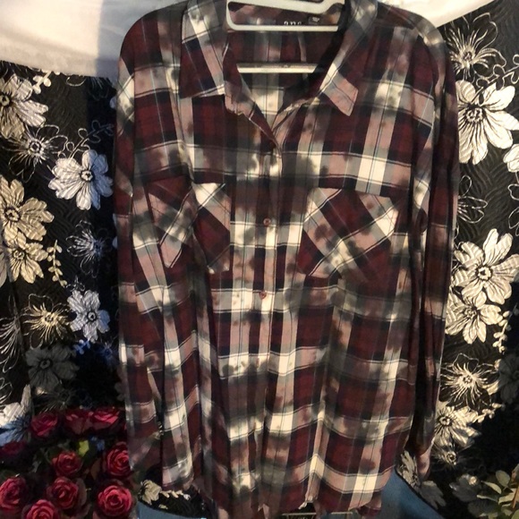 Lightweight fun button down - Picture 1 of 3